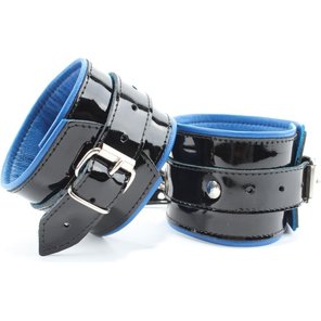  Чёрные лаковые наручники с синим подкладом 