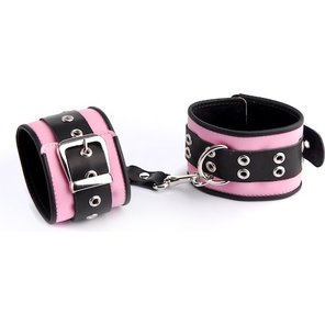  Розово-чёрные наручники с ремешком с двумя карабинами на концах 