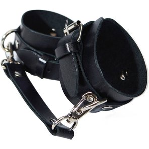  Черные кожаные наручники с соединением на карабинах 