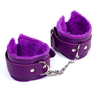  Фиолетовые наручники с меховой подкладкой 
