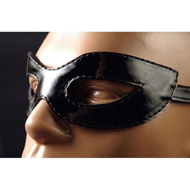 Чёрная лаковая маска на глаза Хищница