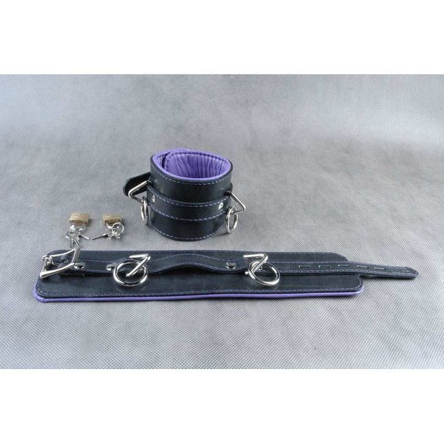 Кожаные подвёрнутые наручники с фиолетовой подкладкой. Фотография 2.
