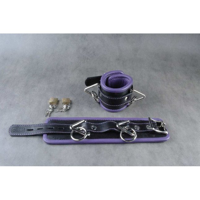 Подвёрнутые кожаные наручники с фиолетовым подкладом. Фотография 2.