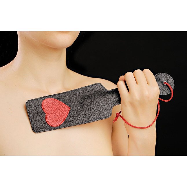 Чёрная хлопалка с сердечком и петлёй - BDSM accessories