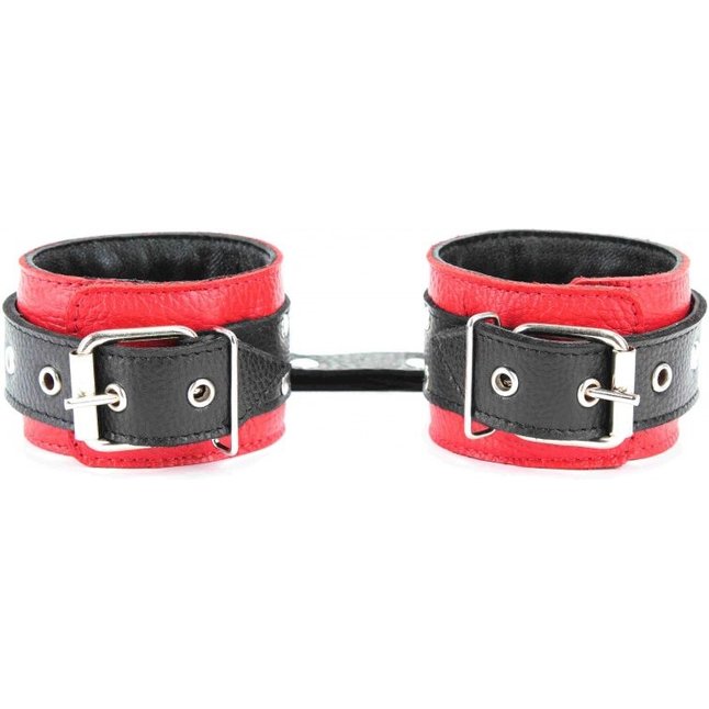 Красные наручники с чёрными проклёпанными ремешками с пряжкой. Фотография 5.