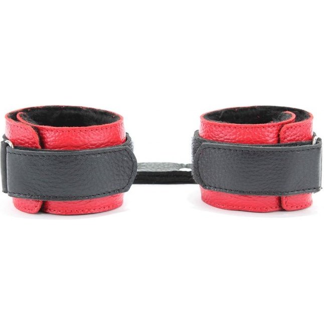 Красно-чёрные кожаные наручники с меховым подкладом. Фотография 5.