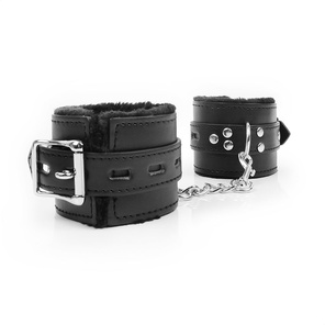  Черные наручники на металлических карабинах 