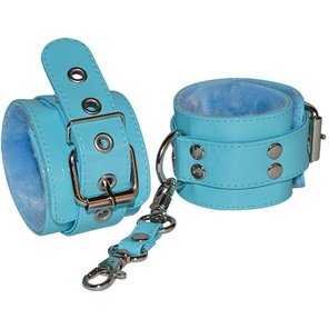  Голубые лаковые наручники с меховой отделкой 