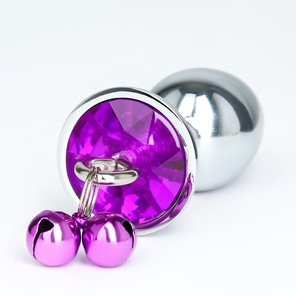  Серебристая анальная пробка с колокольчиками и фиолетовым кристаллом 7 см 