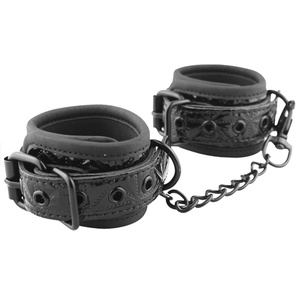  Чёрные кожаные наручники с геометрическим узором 