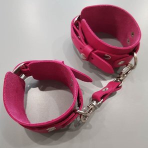  Розовые кожаные наручники 