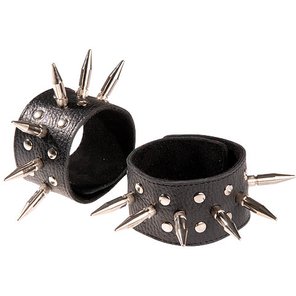 Черные кожаные напульсники с шипами и заклепками 