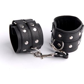  Чёрные наручники с клёпками 