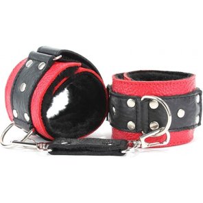  Красно-чёрные кожаные наручники с меховым подкладом 