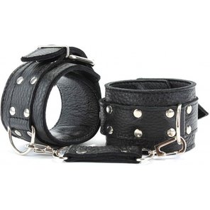  Черные кожаные наручники с пряжкой 