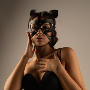  Черная кожаная маска-шлем с маленькими ушками 