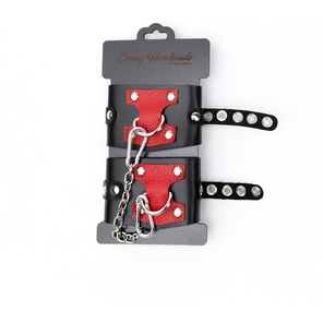  Черные наручники с красным декором и заклепками 