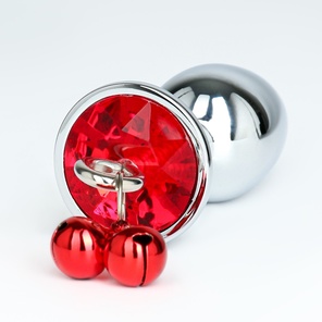  Серебристая анальная пробка с колокольчиками и красным кристаллом 7 см 