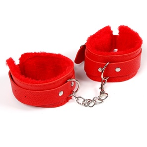  Красные наручники с меховой подкладкой и ремешками 