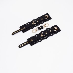  Черные кожаные наручники с узорами и золотистой фурнитурой 