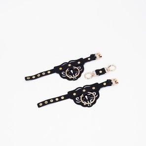  Черные кожаные наручники с клепками, кольцами и золотистой фурнитурой 