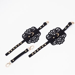  Черный фигурные оковы с золотистой фурнитурой 