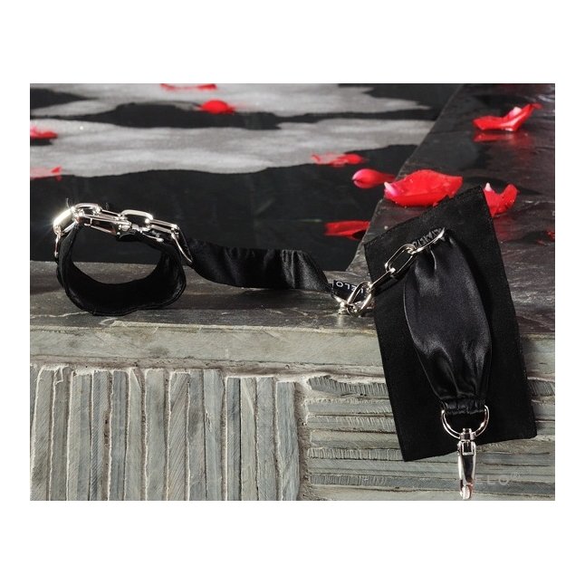 Черные шелковые наручники с цепочкой Sutra (LELO). Фотография 4.