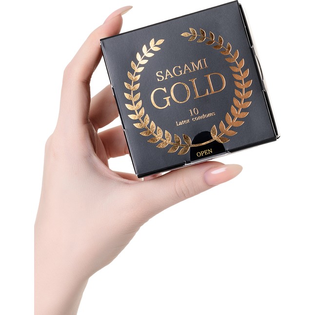 Золотистые презервативы Sagami Gold - 10 шт. Фотография 2.