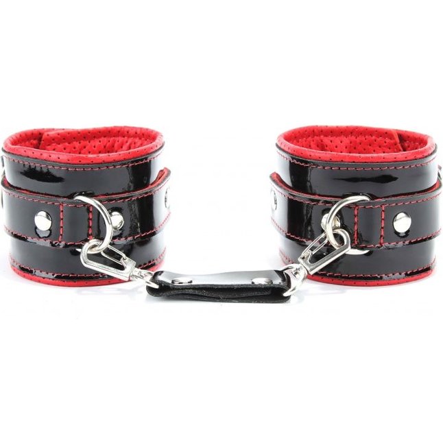 Чёрно-красные лаковые перфорированные наручники. Фотография 9.