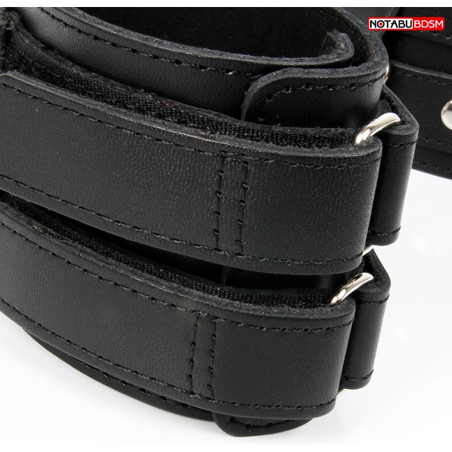 Черные широкие кожаные наручники с заклепками на карабине. Фотография 4.