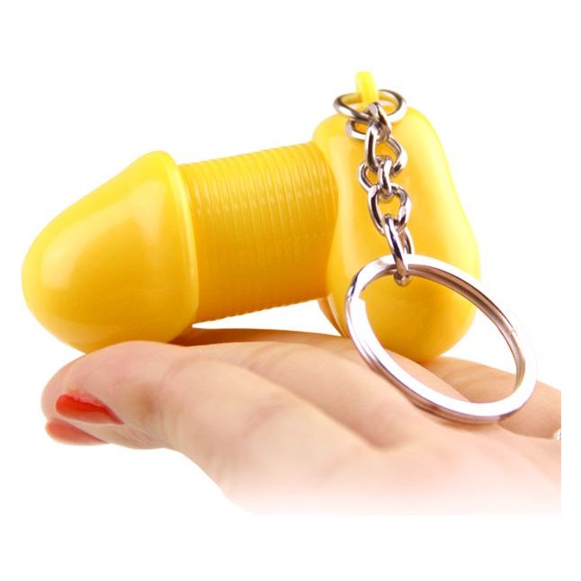 Желтый брелок для ключей в форме пениса. Фотография 3.
