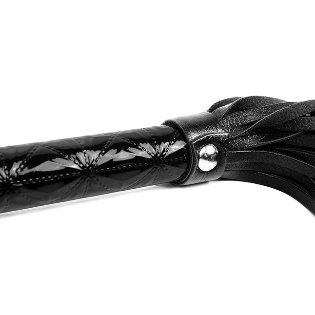 Черная многохвостовая плеть с круглой глянцевой ручкой - 43 см. Фотография 4.