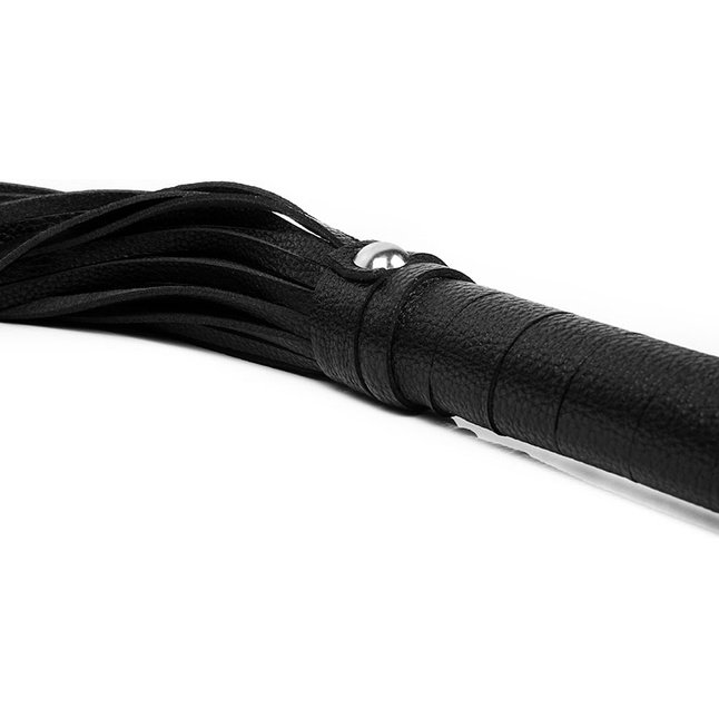 Черная многохвостая плетка с круглой ручкой - 63 см. Фотография 4.
