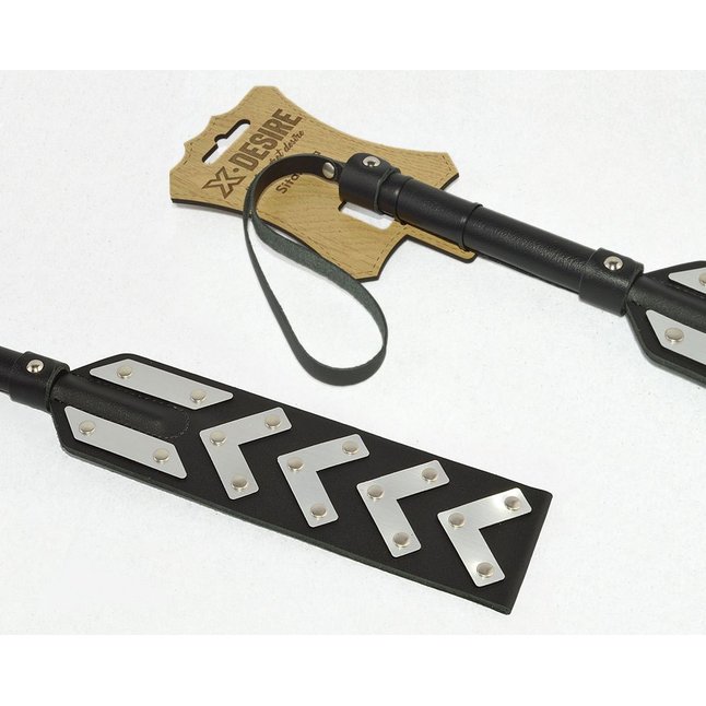 Черная шлепалка с имитирующими металл вставками - BDSM accessories. Фотография 3.