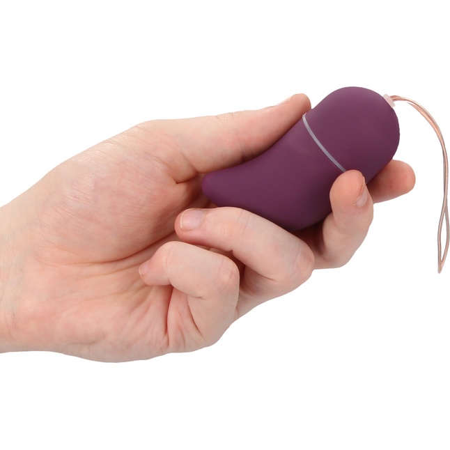 Фиолетовое виброяйцо Medium Wireless Vibrating G-Spot Egg с пультом - 7,5 см - Shots Toys. Фотография 2.
