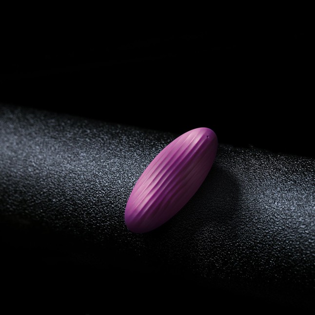 Фиолетовый клиторальный стимулятор Edeny с управлением через приложение. Фотография 3.