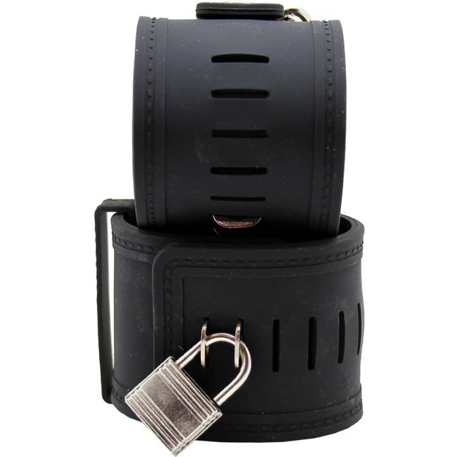 Черные силиконовые наручники с фиксацией на карабинах. Фотография 2.