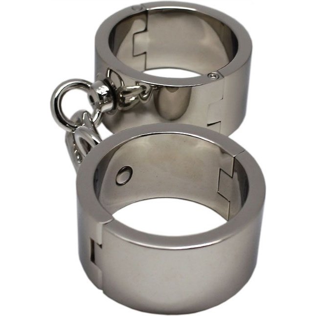 Серебристые гладкие металлические наручники с ключиком. Фотография 3.