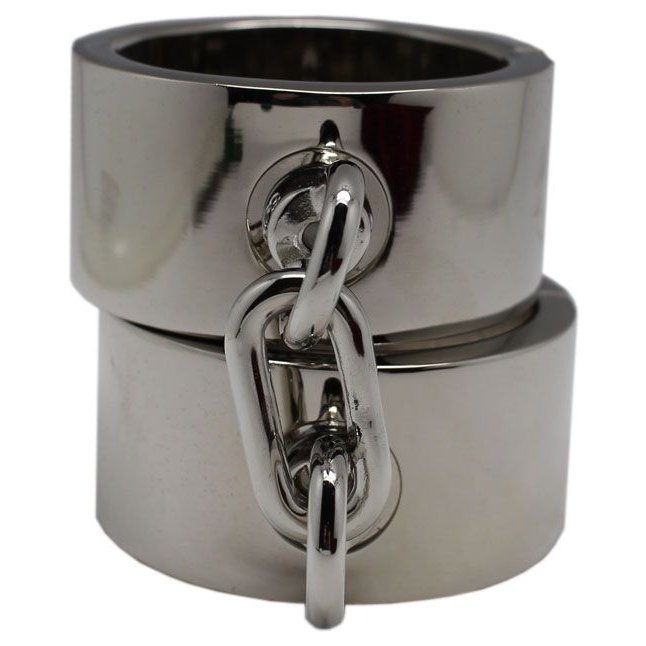 Серебристые гладкие металлические наручники с ключиком. Фотография 5.