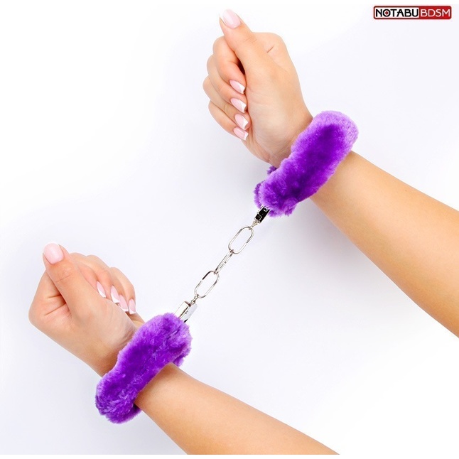 Металлические наручники с мягкой фиолетовой опушкой. Фотография 4.