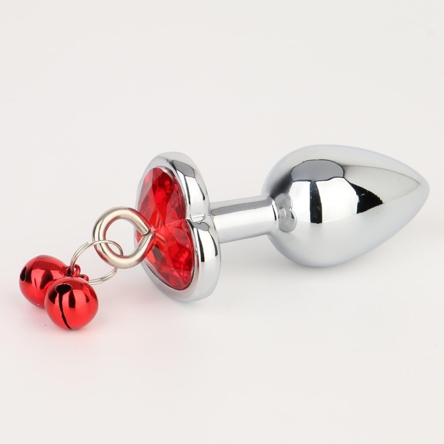 Серебристая анальная пробка с колокольчиками и красным кристаллом-сердцем - 7 см - Оки-Чпоки. Фотография 2.