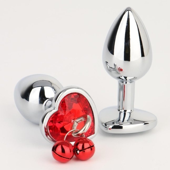 Серебристая анальная пробка с колокольчиками и красным кристаллом-сердцем - 7 см - Оки-Чпоки