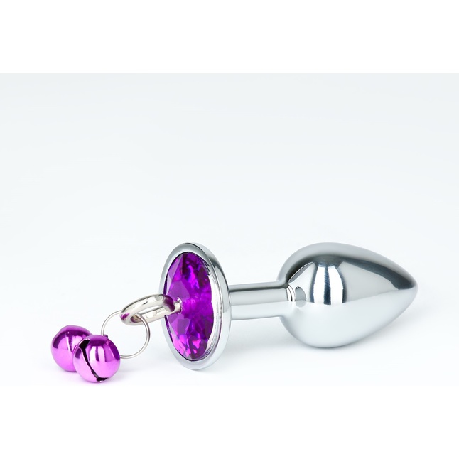 Серебристая анальная пробка с колокольчиками и фиолетовым кристаллом - 7 см - Оки-Чпоки. Фотография 3.