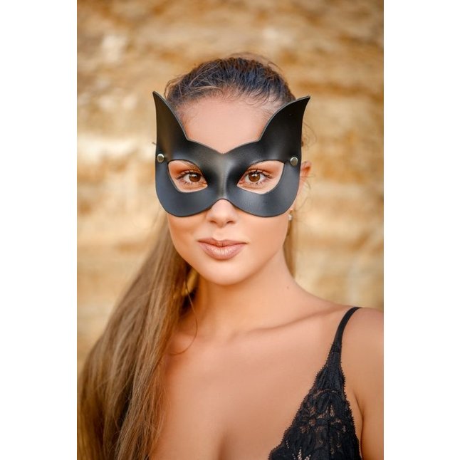 Черная кожаная маска с прорезями для глаз и ушками - Lady s Arsenal Black. Фотография 5.