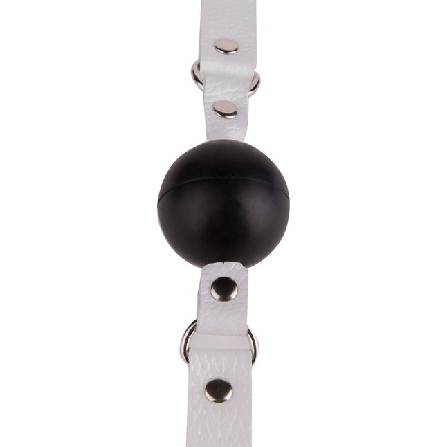 Черный кляп-шар на белых кожаных ремешках - BDSM accessories. Фотография 3.