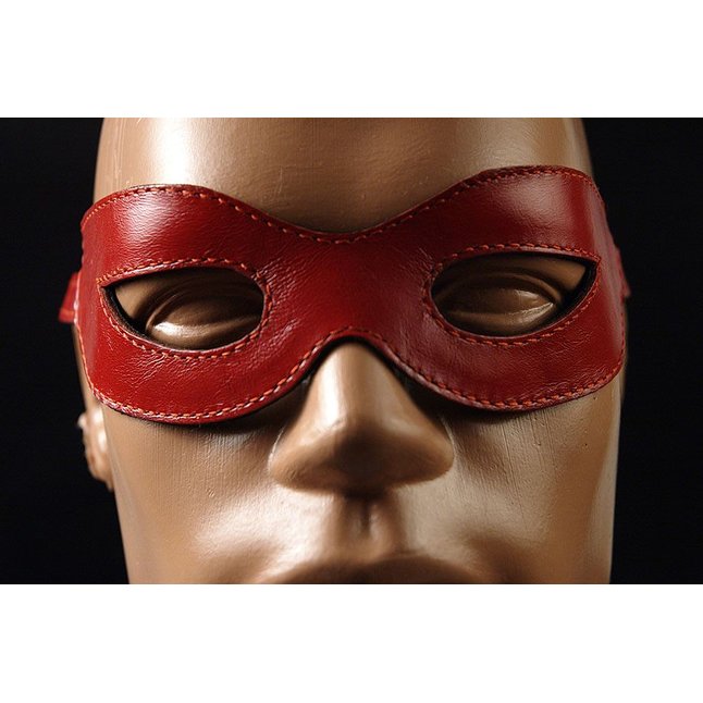 Красная лаковая маска на глаза Хищница. Фотография 2.