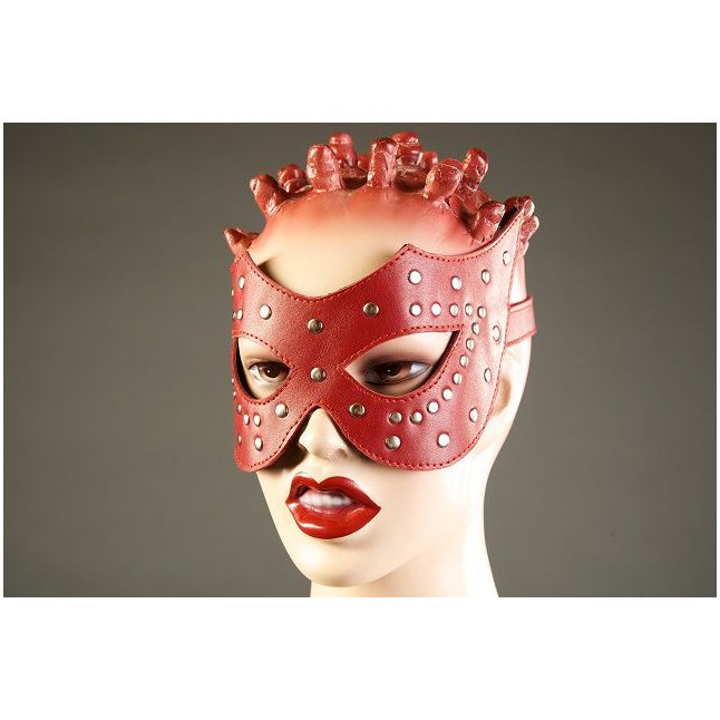 Красная кожаная маска с заклёпками