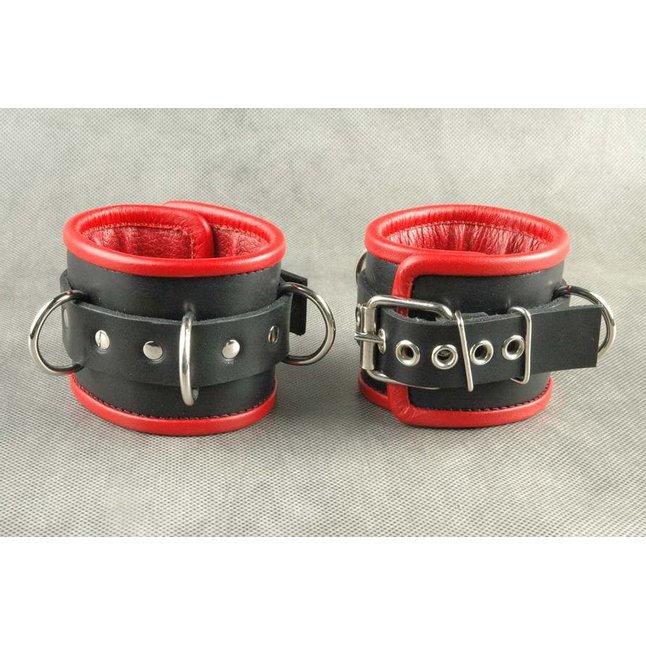 Чёрные обернутые наручники с 3 сварными D-кольцами и красным подкладом. Фотография 2.
