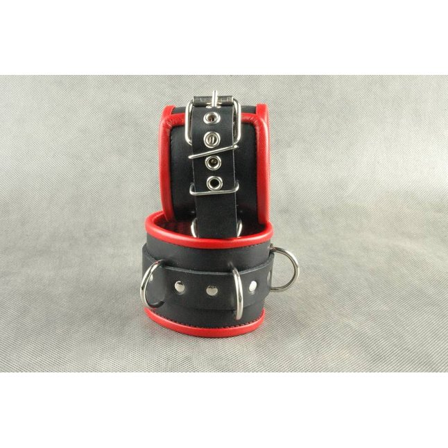 Чёрные обернутые наручники с 3 сварными D-кольцами и красным подкладом. Фотография 3.