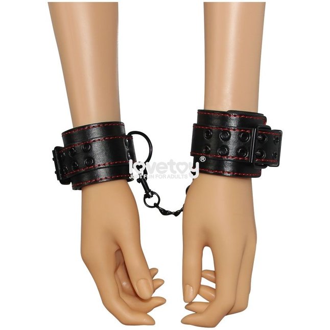 Черные наручники Bondage Fetish Pleasure Handcuffs с контрастной строчкой. Фотография 5.